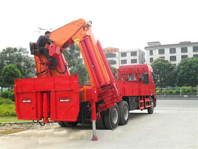 重汽豪沃50吨随车吊 高效物流的强力伙伴